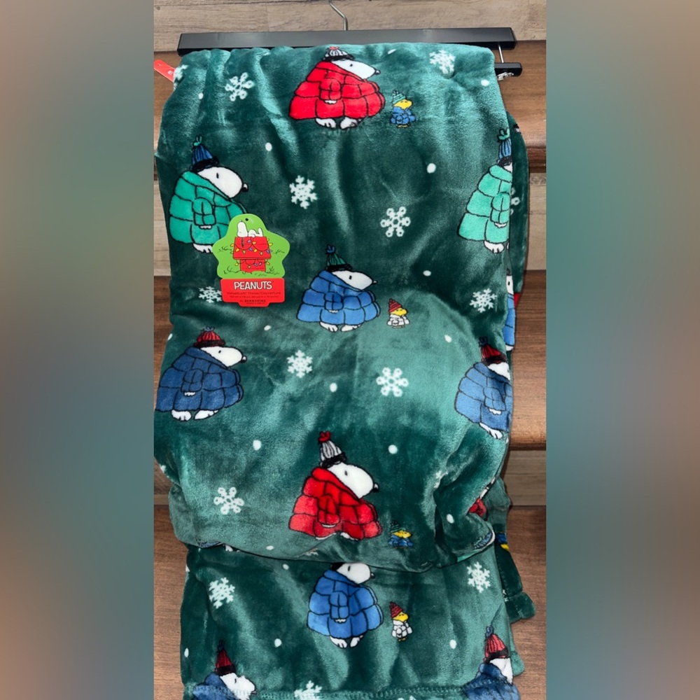 Cute 🥰 Peanuts  Berkshire 60” x 70” Velvetloft Throw Blanket Snoopy Christmas